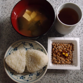 おにぎりとお味噌汁と納豆と温かい焙じ茶でお昼ご飯